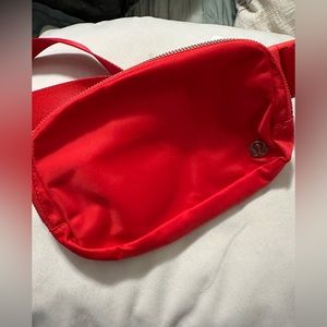 Lululemon Everywhere belt bag